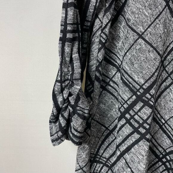 Apt 9 Geometric Print Blouse Size Medium Gray Black 3/4 Sleeve Asymmetrical Hem - Picture 4 of 11